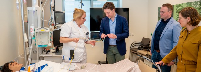 Werkbezoek CU - Aan het bed EHH CCU.jpg